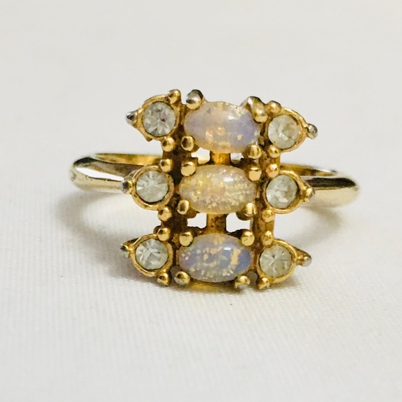 PRETTY Avon Faux Opal Ring - Picture 2 of 10